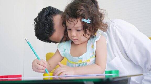 4K西班牙裔父亲在客厅用彩色铅笔画和纸书画画教小女儿
