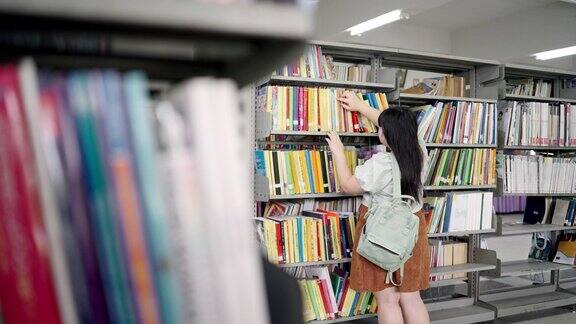 女学生在图书馆找书