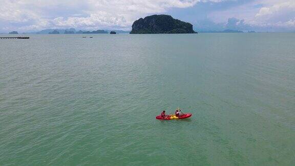 男人和女人在泰国普吉岛附近的海洋里划皮艇