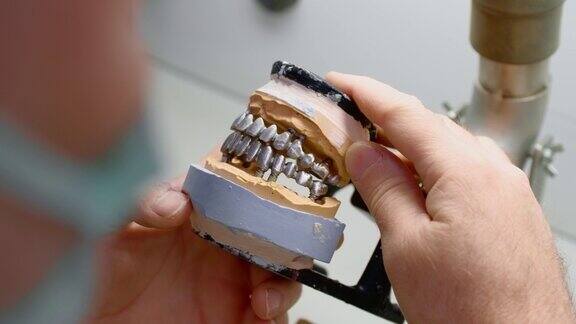 牙科技师在他的工作间工作为牙科制作假牙