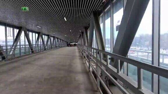 行人沿透明桥到地铁入口的运动超延时视频延时