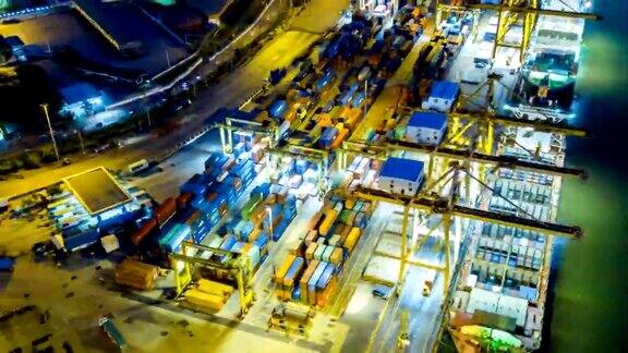 航拍东南亚工业港口与集装箱船在夜间的延时或延时