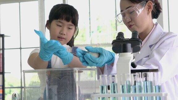 科学家观察行为实验动物与小女孩在实验室实验用大鼠科学的理念测试发展和实验室产业