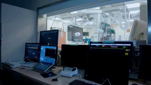 透过窗户观察医用x光手术室