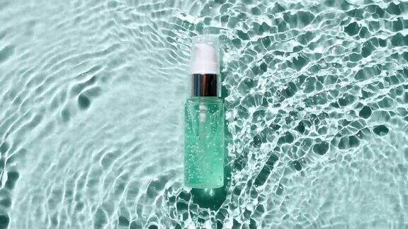 某保湿护肤品的广告化妆品瓶小瓶在水面上滴有阳光和影子的倒影的水缓慢运动的波浪水