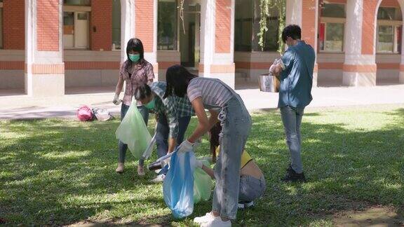 学生清理可回收的垃圾