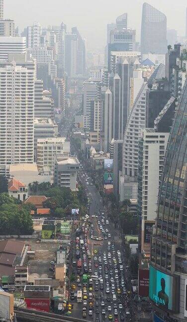 现代曼谷城市道路上的车辆流量随时间流逝