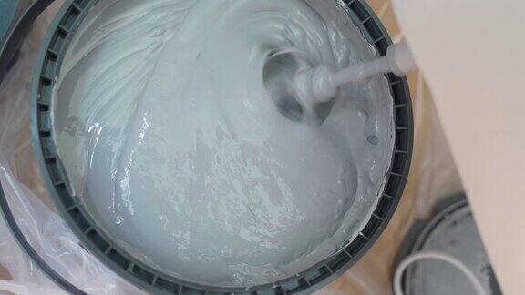 在桶中搅拌灰漆进行高质量的墙面粉刷