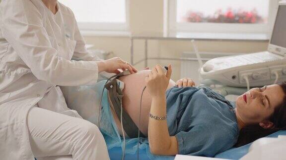 妇科医生检查孕妇胎儿心跳