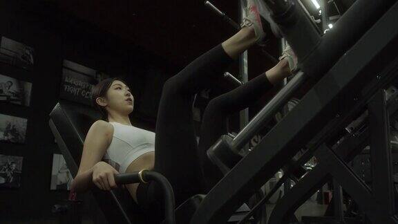 亚洲女孩在健身房做力量训练