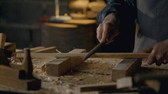 木匠成熟的男人专业使用手工工具锉刀在家具车间概念专业