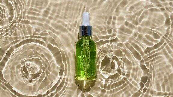 化妆品瓶小瓶在水面上滴药水纯净水反射阳光和阴影缓慢运动的波浪水包装设计的视频化妆品的广告