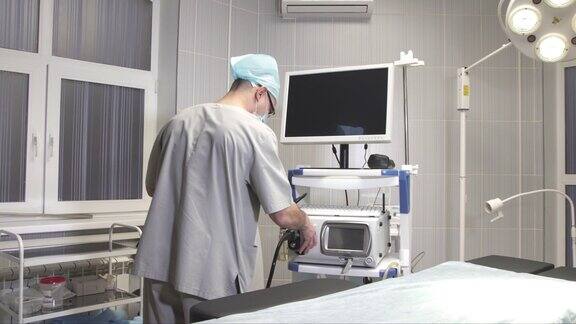 一位年轻的医生在手术前准备工作所需的医疗设备