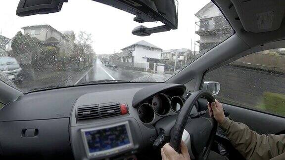 在雨天开车