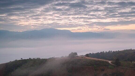 山谷里美丽的雾