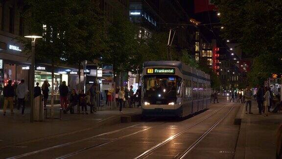 夜间时间苏黎世市著名的交通街道全景4k瑞士