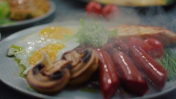 新鲜烹制的英式早餐盘子里有香肠和上了釉的鸡蛋