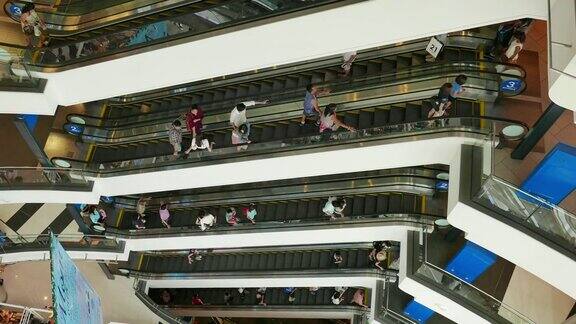 人们在快速移动的自动扶梯上
