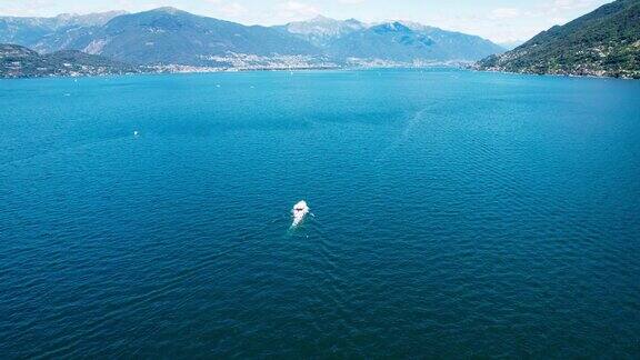 无人机拍到一艘游艇在湖上航行