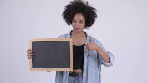 快乐年轻美丽的非洲女人用黑板
