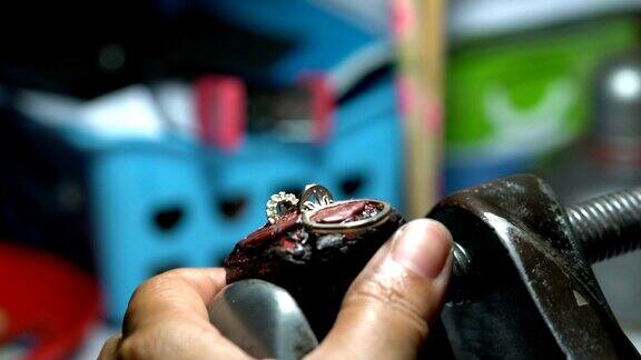 手工抛光黄金珠宝戒指珠宝商生产与制造