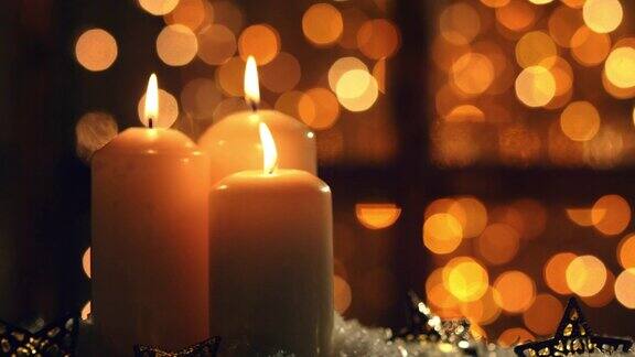 圣诞夜有灯笼和蜡烛