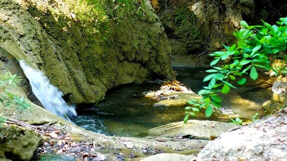 美丽的小溪和池塘在绿色的森林怀美卡明瀑布泰国