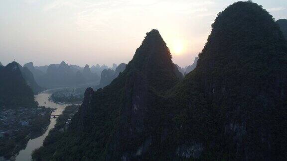 鸟瞰中国广西阳朔喀斯特山脉的日落景观