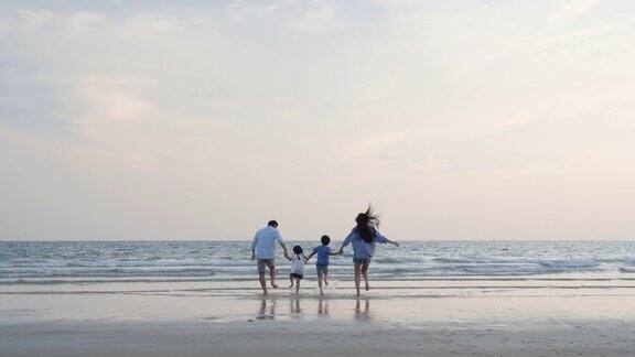 亚洲家庭在海滩上愉快的旅行夏天一起度假父亲母亲和孩子们一起走家庭、旅行和关系4k决议