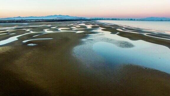 鸟瞰图迷人的海滩和浅滩北戴河风景区中国河北