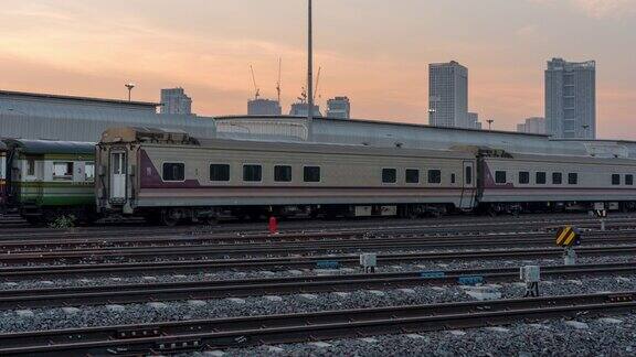 泰国曼谷火车在维修站中心的日出场景