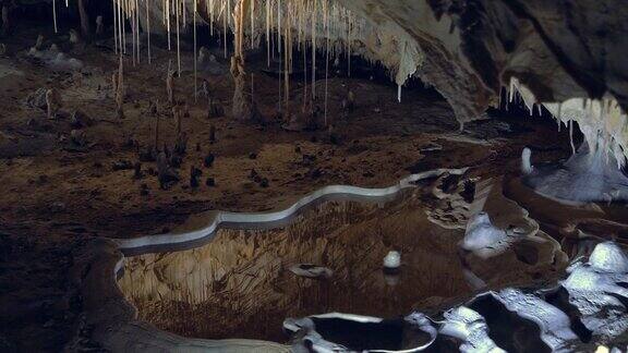 神秘洞穴中的钟乳石和石笋