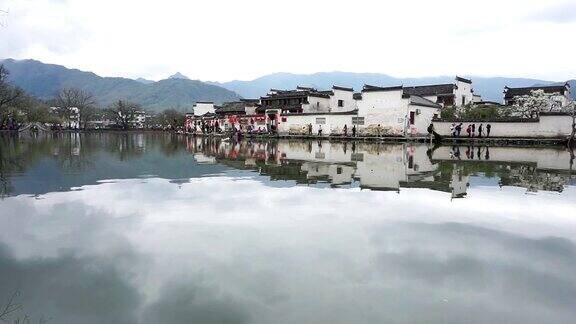 游客在中国宏村的中国古民居旅游