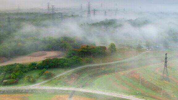 泰国南邦省一个水库附近的高压输电塔上的雾或云
