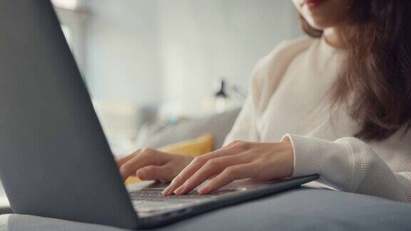 特写自由职业亚洲女士休闲装使用笔记本电脑在线学习在客厅在房子居家工作、远程教育、保持社会距离、隔离以预防冠状病毒