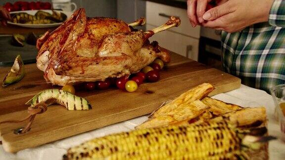 为感恩节晚餐准备填充火鸡