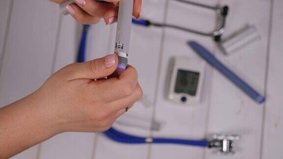 一位糖尿病妇女用胰岛素笔拨出正确剂量的胰岛素