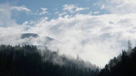 不列颠哥伦比亚省戈尔登山区雾和云的时间流逝