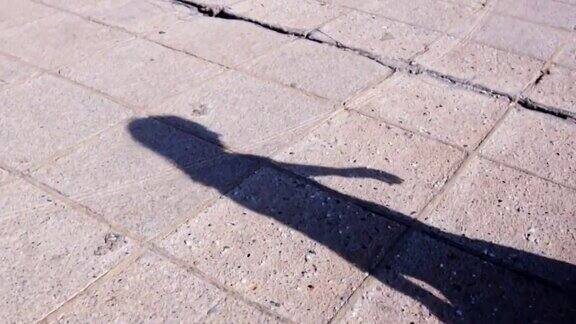 女人走路的影子