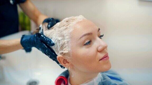 美容师正在用洗发水做泡沫