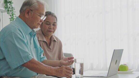 老年夫妇病人在家里用数码平板电脑和男医生聊天