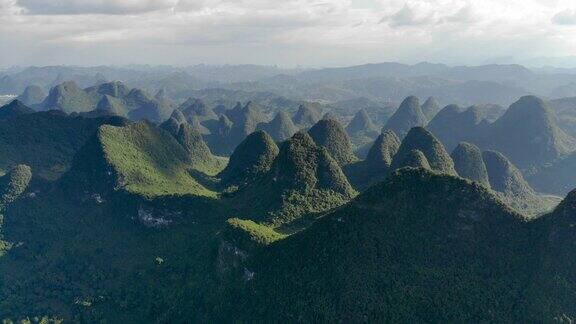 桂林山脉的空中时间流逝