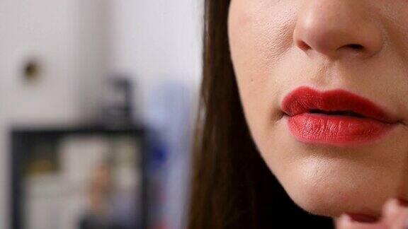 化妆师为女性绘制嘴唇