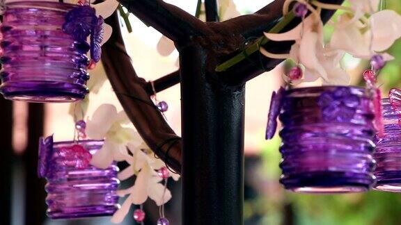 紫色蜡烛的婚礼装饰