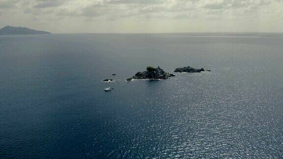 4k小孤岛在海洋中央高角度观看