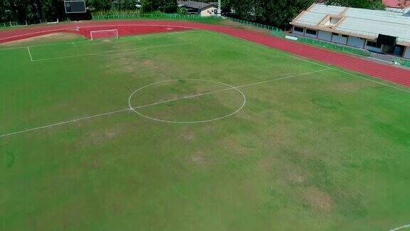 俯视图体育场足球和运行轨道4k分辨率无人机拍摄