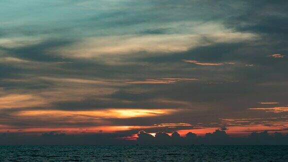 泰国普吉岛美丽的日出或日落热带海洋