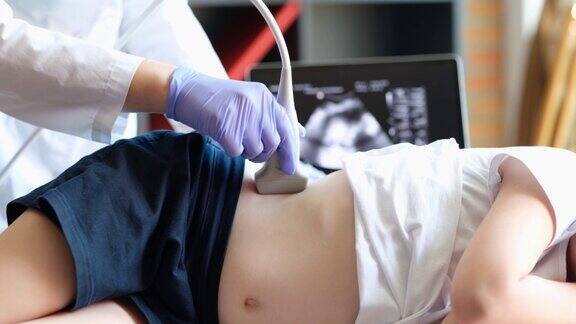 医生给孩子的腹部做超声波检查
