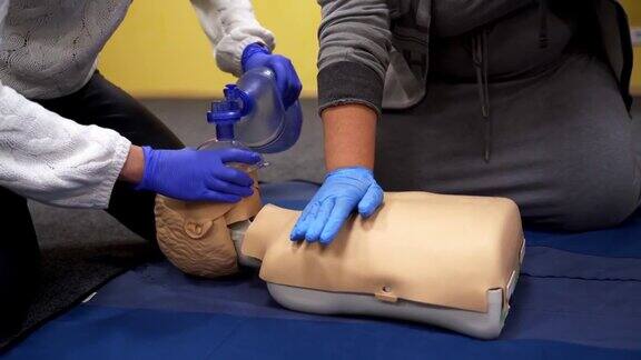 医学人体模型的训练做心肺复苏的人胸部按压假人的过程