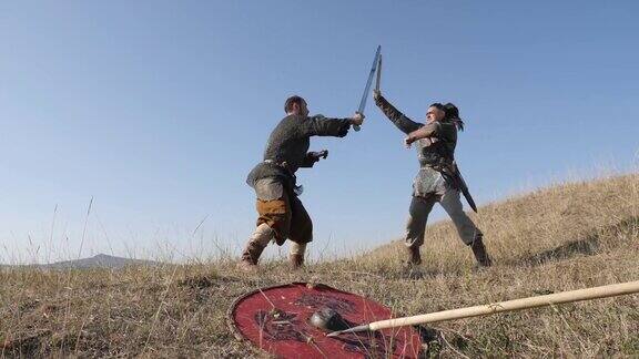 投掷长矛和打斗的中世纪武士